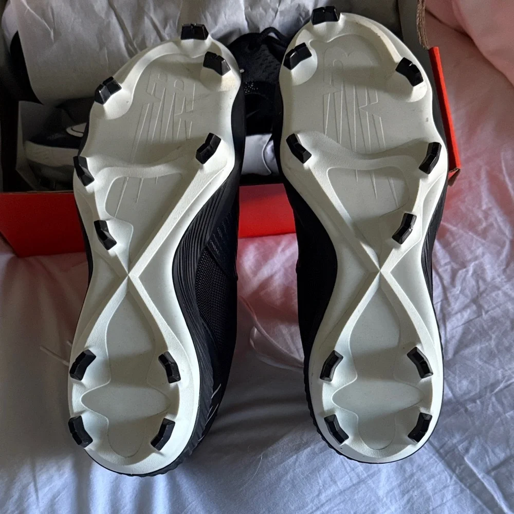 New Balance Black And White Baseball Cleats - Picture 4 of 7